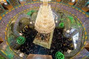 Grandes multitudes de fieles acuden al mausoleo sagrado del Imam Alí (la paz sea con él) para ofrecer felicitaciones por el aniversario de su nacimien