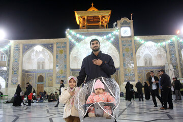 অন্যরকম যিয়ারত: বাবা দিবস উপলক্ষে হযরত মাসুমা (সা.আ.)-এর মেহমান, বাবার হাতে হাত মিলিয়ে+ছবি।