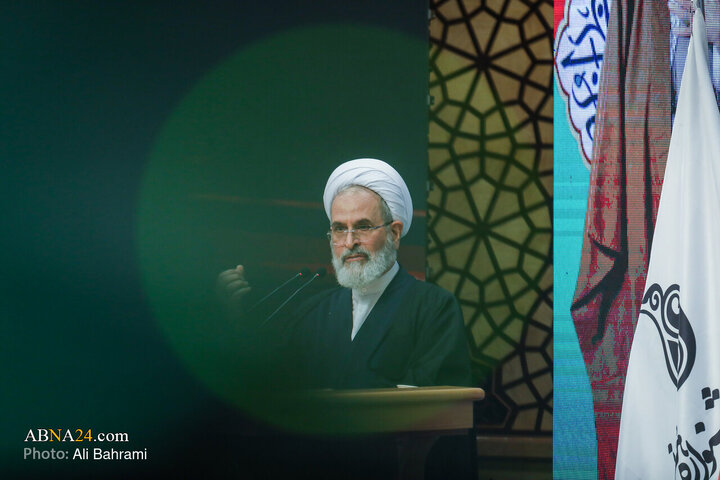 آئین اختتامیه دهمین جشنواره هنر آسمانی دوشنبه (۸ دی ۱۴۰۴) با حضور و سخنرانی آیت‌الله علیرضا اعرافی، مدیر حوزه‌های علمیه کشور در مدرسه علمیه امام کاظم(ع) قم برگزار شد.