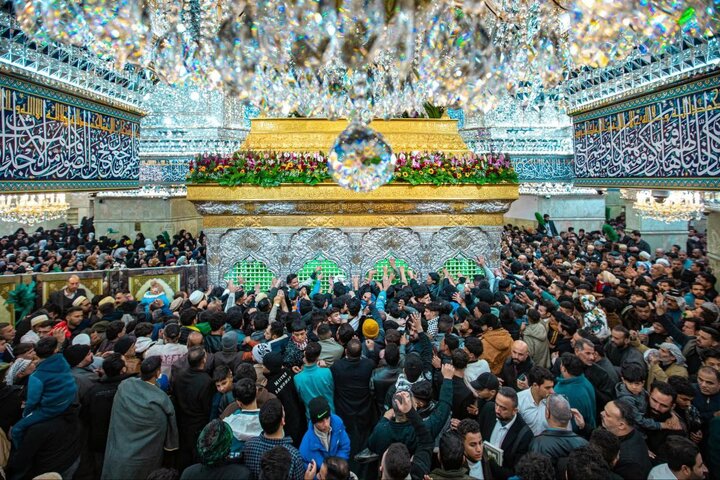 El primer día de 2026, multitudes de creyentes visitan el Santuario Sagrado del Imam Husein (la paz sea con él)