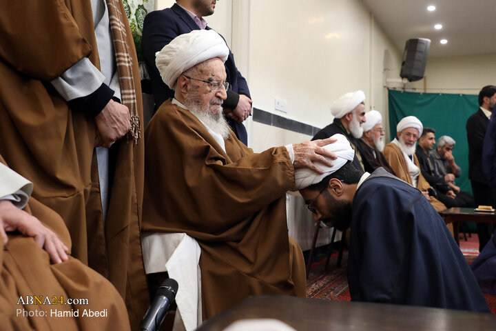 مراسم عمامه گذاری طلاب توسط آیت‌الله ناصر مکارم شیرازی در روز میلاد امام علی(ع)