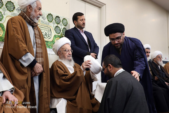 مراسم عمامه گذاری طلاب توسط آیت‌الله ناصر مکارم شیرازی در روز میلاد امام علی(ع)