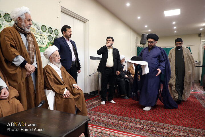 مراسم عمامه گذاری طلاب توسط آیت‌الله ناصر مکارم شیرازی در روز میلاد امام علی(ع)