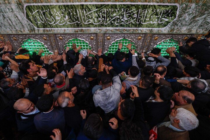 Grandes multitudes de fieles acuden al mausoleo sagrado del Imam Alí (la paz sea con él) para ofrecer felicitaciones por el aniversario de su nacimiento bendito