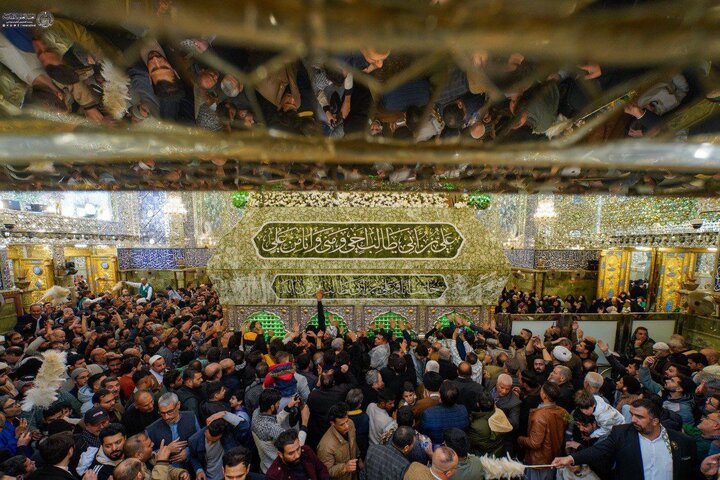 Grandes multitudes de fieles acuden al mausoleo sagrado del Imam Alí (la paz sea con él) para ofrecer felicitaciones por el aniversario de su nacimiento bendito