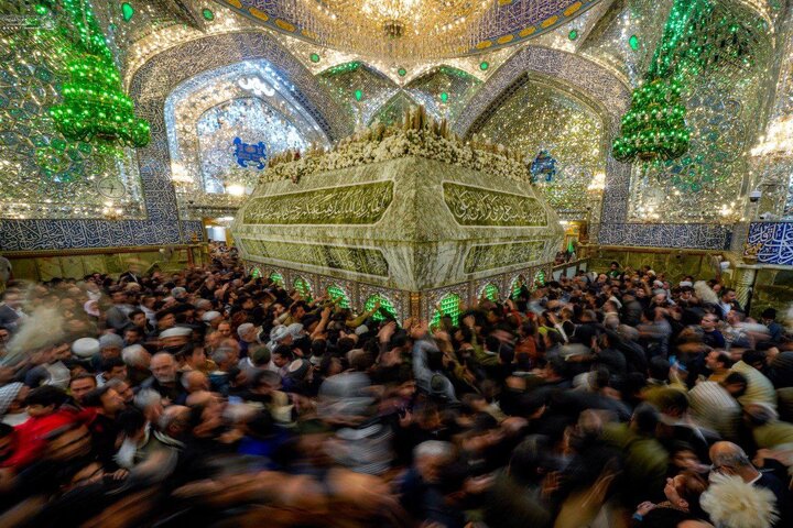 Grandes multitudes de fieles acuden al mausoleo sagrado del Imam Alí (la paz sea con él) para ofrecer felicitaciones por el aniversario de su nacimiento bendito