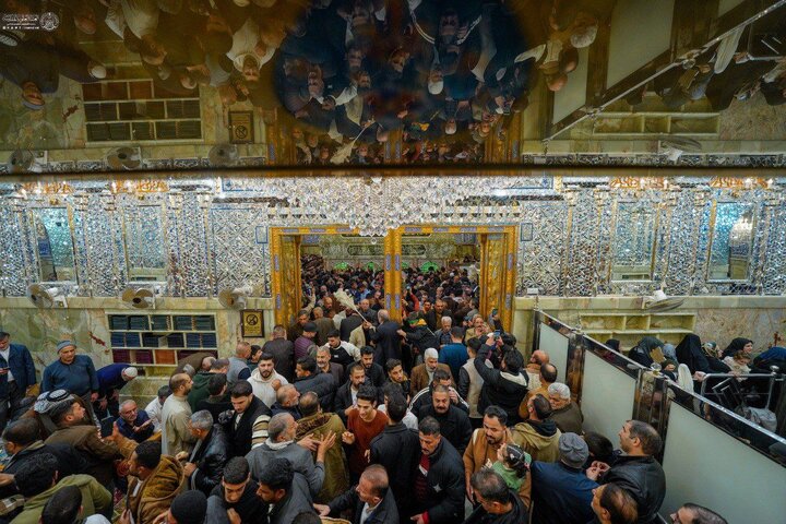 Grandes multitudes de fieles acuden al mausoleo sagrado del Imam Alí (la paz sea con él) para ofrecer felicitaciones por el aniversario de su nacimiento bendito
