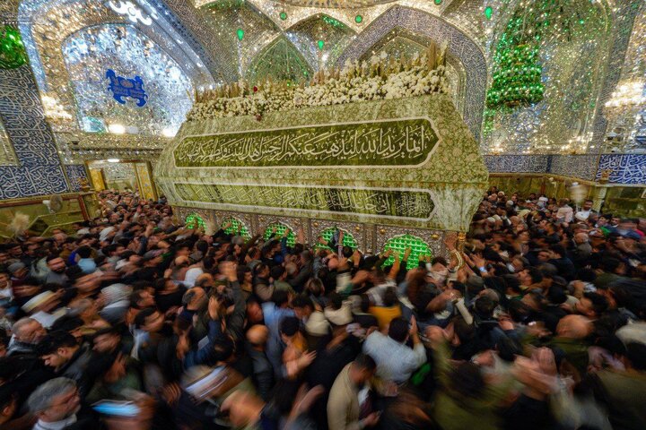 Grandes multitudes de fieles acuden al mausoleo sagrado del Imam Alí (la paz sea con él) para ofrecer felicitaciones por el aniversario de su nacimiento bendito