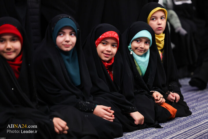 “Hevdîtina Malbatên Şehîdên Îqtîdarê (Desthilatdarîyê) digel Rêberê Şoreşê di Roja jidayikbûna Emîrê Emîrul Mominîn (s.x) de”