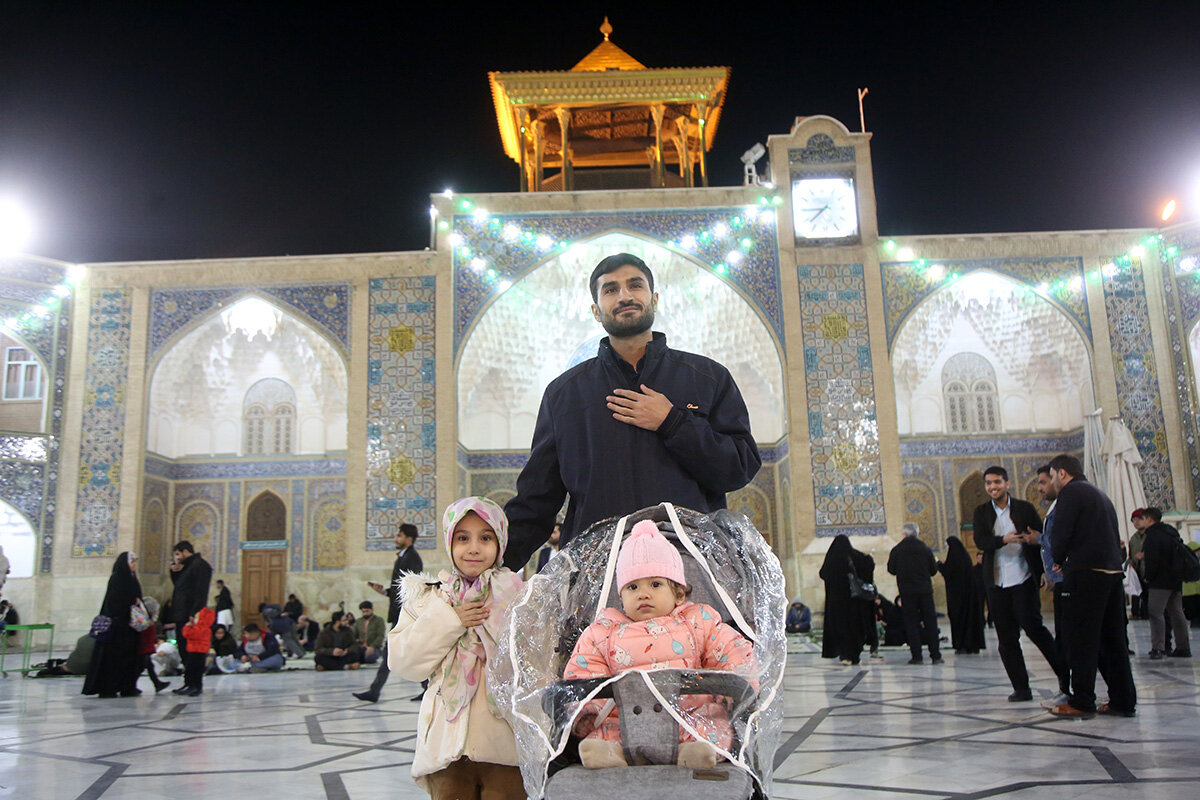 অন্যরকম যিয়ারত: বাবা দিবস উপলক্ষে হযরত মাসুমা (সা.আ.)-এর মেহমান, বাবার হাতে হাত মিলিয়ে+ছবি।