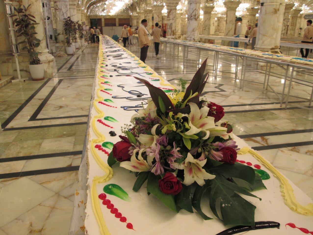 ویدیو | آماده‌سازی بزرگ‌ترین کیک تاریخ نجف در حرم امام علی(ع)