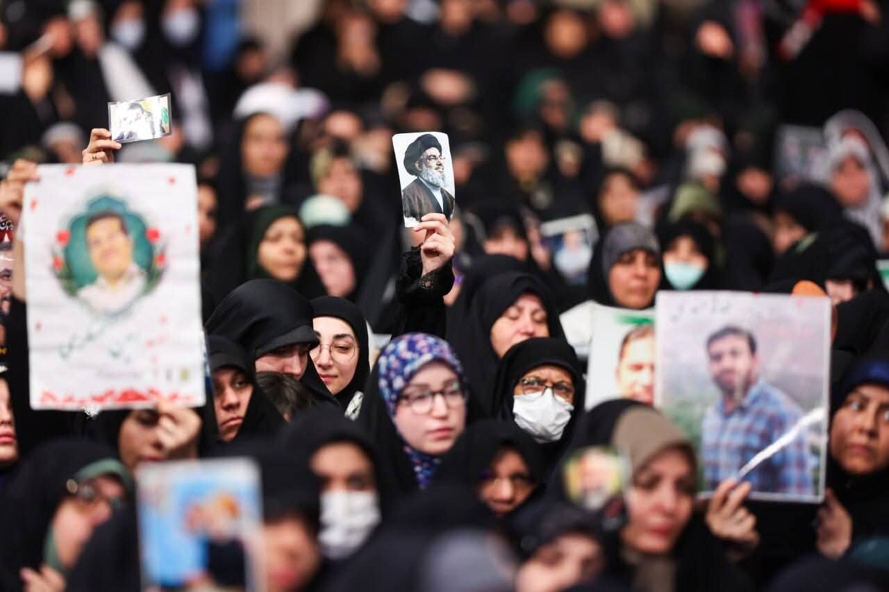 Ayatollah Khamenei Akutana na Familia za Mashahidi, Aisisitiza Thamani ya Damu Tukufu za Mashahidi na Sadaka yao kwa Taifa +Picha