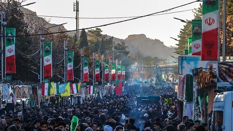 Meşa girseya gelê Îranê di salvegera şehîdbûna Serdar Silêmanî de