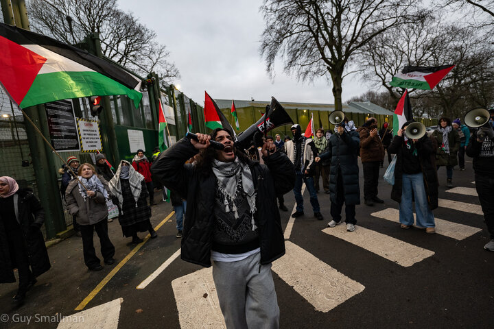 图片新闻 | 英国民众聚集纽霍尔监狱外声援亲巴勒斯坦活动家