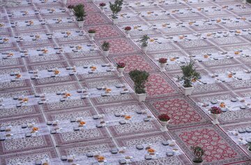 تقرير مصور/ تبركًا بولادة المولى أمير المؤمنين (ع).. مضيف العتبة العلوية توزيع أكثر من 100 الف وجبة