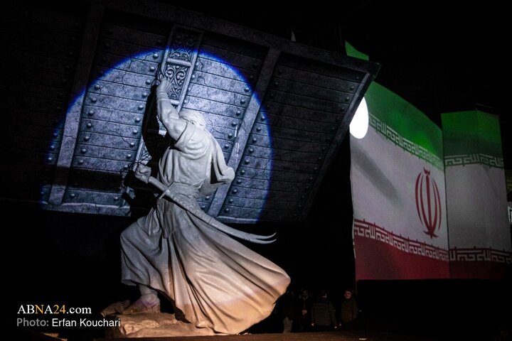 رونمایی از نماد «فاتح خیبر» در میدان امام خمینی (ره) تهران