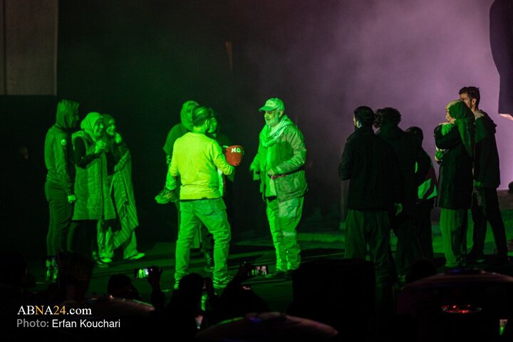 رونمایی از نماد «فاتح خیبر» در میدان امام خمینی (ره) تهران