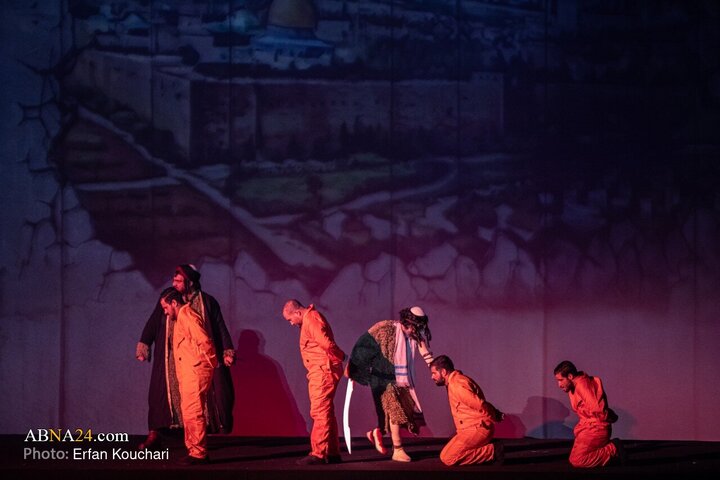 رونمایی از نماد «فاتح خیبر» در میدان امام خمینی (ره) تهران