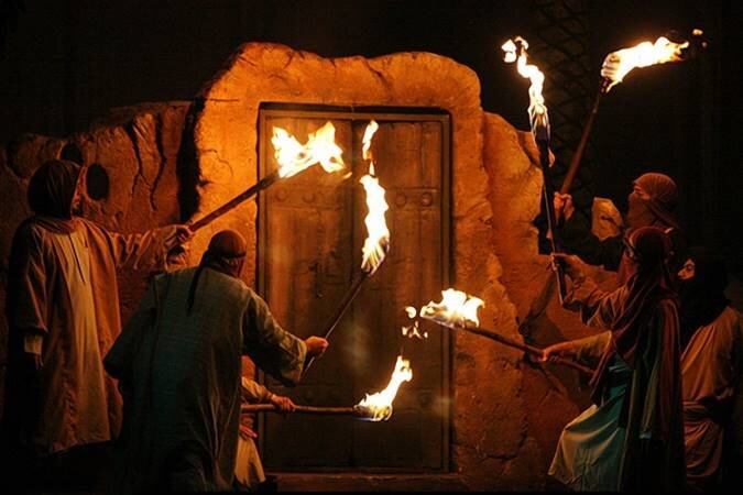 چرا حضرت زهرا(س) از درب آتش‌گرفته فاصله نگرفتند؟