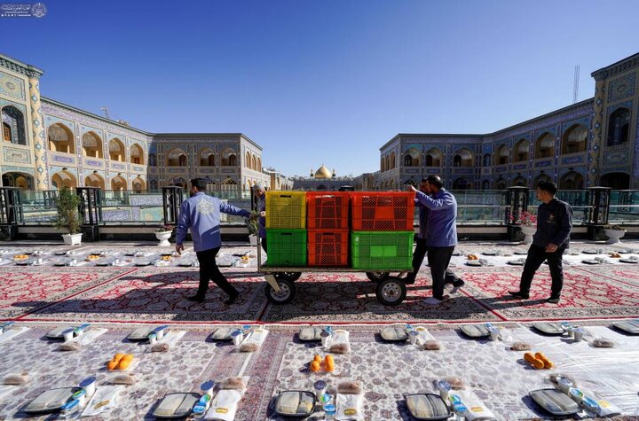 تقرير مصور/ تبركًا بولادة المولى أمير المؤمنين (ع).. مضيف العتبة العلوية توزيع أكثر من 100 الف وجبة