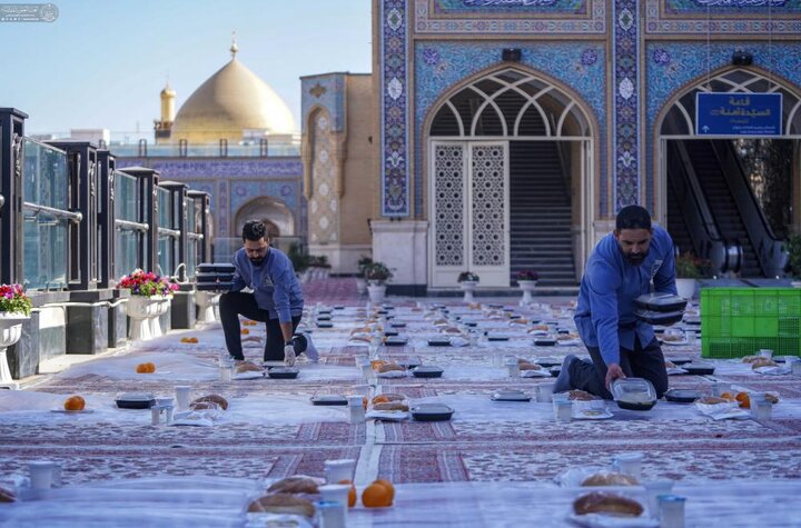 تقرير مصور/ تبركًا بولادة المولى أمير المؤمنين (ع).. مضيف العتبة العلوية توزيع أكثر من 100 الف وجبة