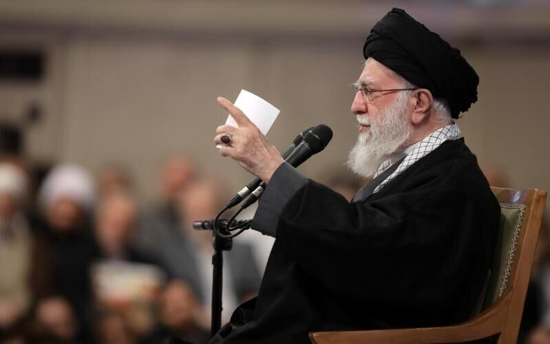 Líder da Revolução Islâmica: Irã fará o inimigo se ajoelhar