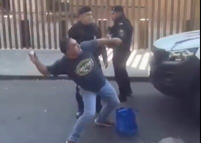 ویدیو | پرتاب تخم‌مرغ‌های فاسد به سفارت آمریکا در مکزیک