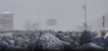 ویدیو | مسکو؛ اقامۀ نماز جمعه زیر بارش شدید برف