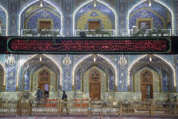 تقرير مصور/ نشر لافتات الحزن والعزاء في ذكرى وفاة السيدة زينب (عليها السلام) في العتبة العباسية المقدسة