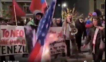 Vîdyo | Li Berlînê Almanyayê, li ber pêşiya sefartxaneya (Balyoza) Dewletên Yekbûyî, ala Amerîkayê bi agirê hat şewitandin.