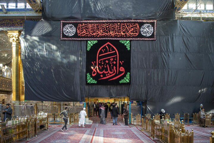 تقرير مصور/ نشر لافتات الحزن والعزاء في ذكرى وفاة السيدة زينب (عليها السلام) في العتبة العباسية المقدسة