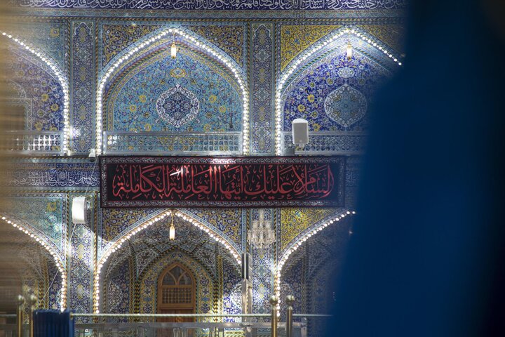 تقرير مصور/ نشر لافتات الحزن والعزاء في ذكرى وفاة السيدة زينب (عليها السلام) في العتبة العباسية المقدسة