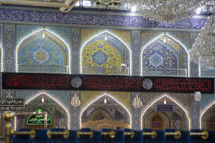 تقرير مصور/ نشر لافتات الحزن والعزاء في ذكرى وفاة السيدة زينب (عليها السلام) في العتبة العباسية المقدسة