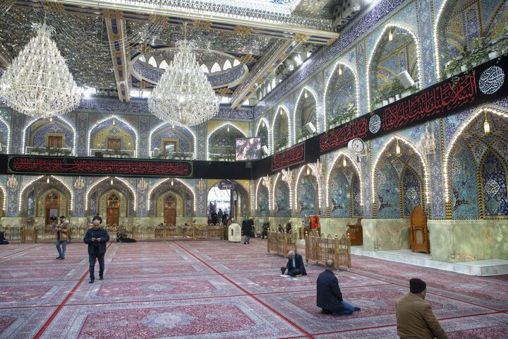 تقرير مصور/ نشر لافتات الحزن والعزاء في ذكرى وفاة السيدة زينب (عليها السلام) في العتبة العباسية المقدسة