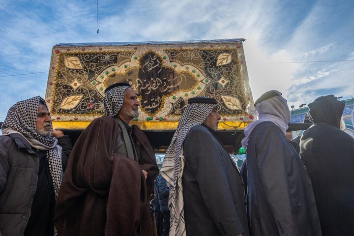 تقرير مصور/ تشييع النعش الرمزي للسيدة زينب (عليها السلام) عند العتبتين المقدستين في كربلاء