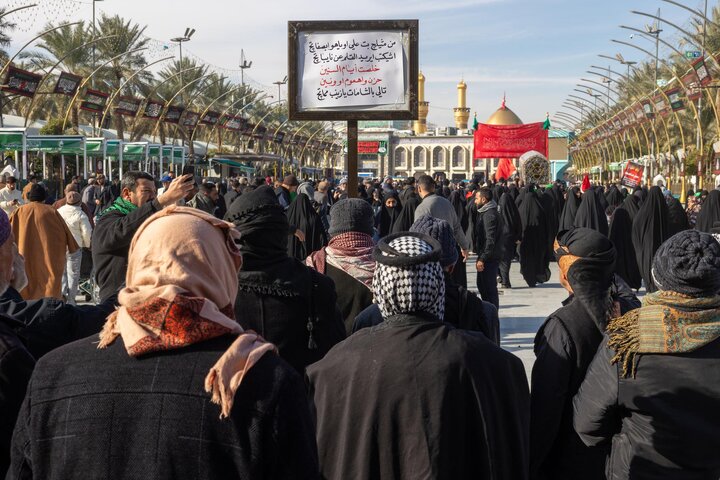 تقرير مصور/ تشييع النعش الرمزي للسيدة زينب (عليها السلام) عند العتبتين المقدستين في كربلاء