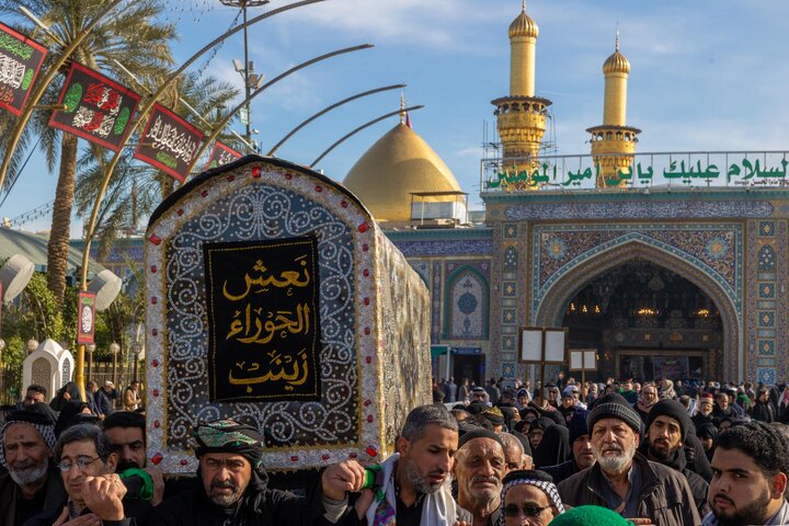 تقرير مصور/ تشييع النعش الرمزي للسيدة زينب (عليها السلام) عند العتبتين المقدستين في كربلاء