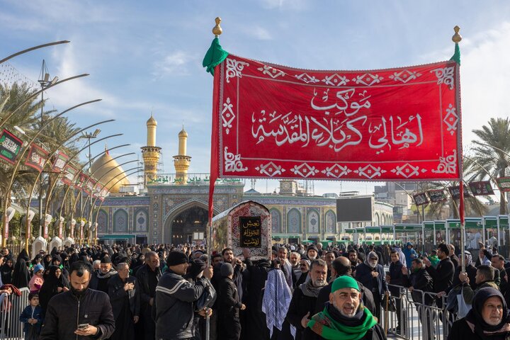 تقرير مصور/ تشييع النعش الرمزي للسيدة زينب (عليها السلام) عند العتبتين المقدستين في كربلاء