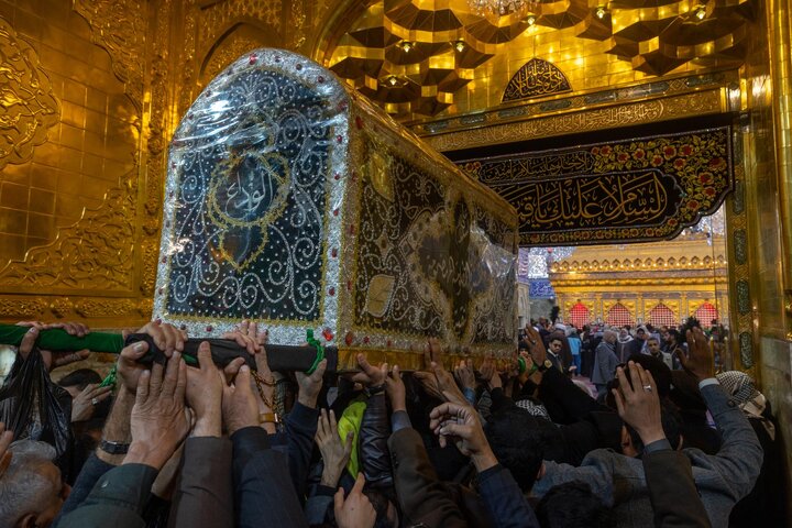 تقرير مصور/ تشييع النعش الرمزي للسيدة زينب (عليها السلام) عند العتبتين المقدستين في كربلاء