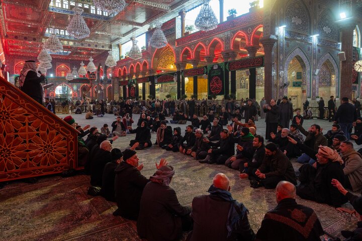 تقرير مصور/ تشييع النعش الرمزي للسيدة زينب (عليها السلام) عند العتبتين المقدستين في كربلاء