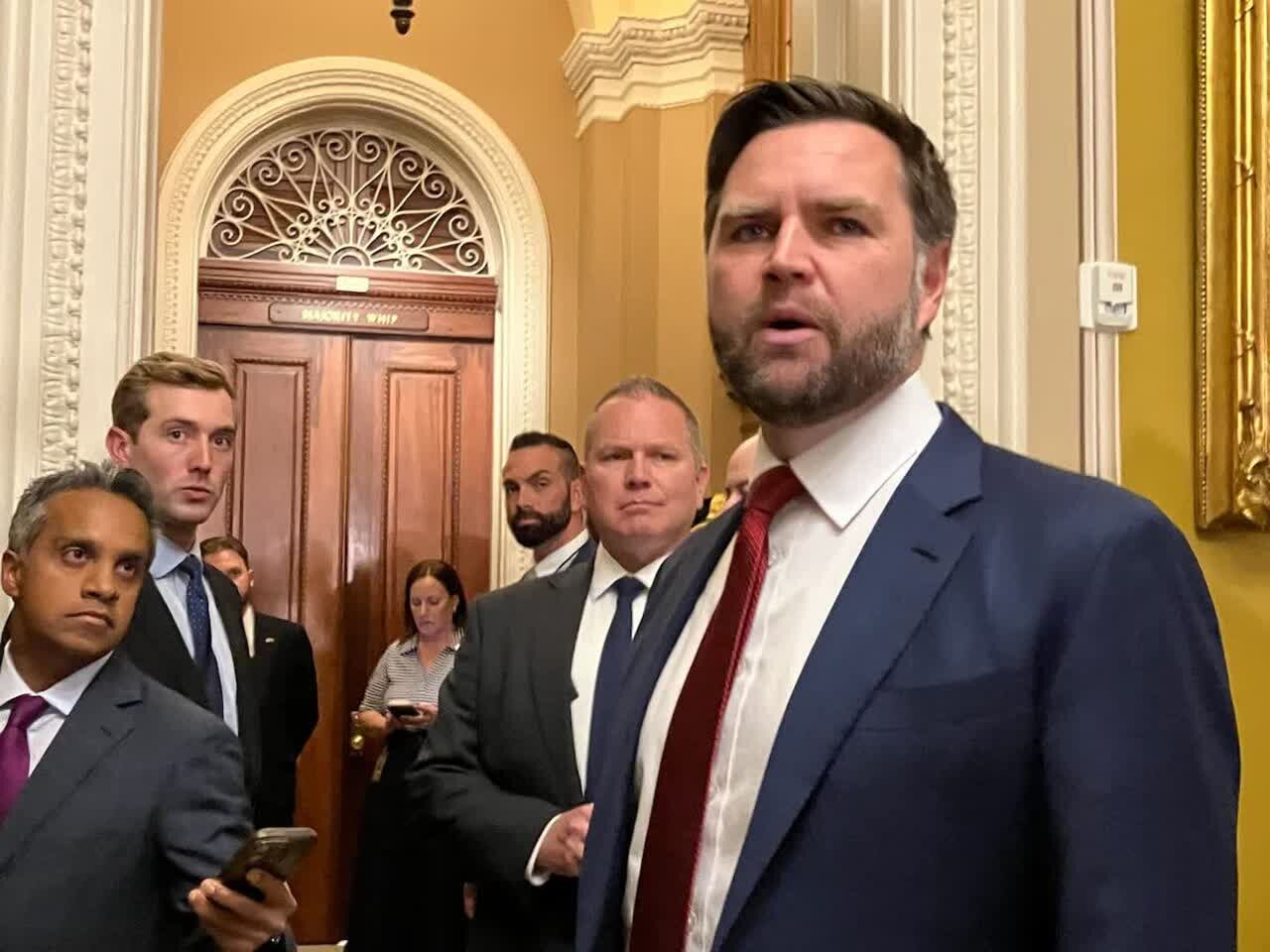 Pagtanggol ni G. J.D. Vance sa Patakarang Trump Hinggil sa Venezuela