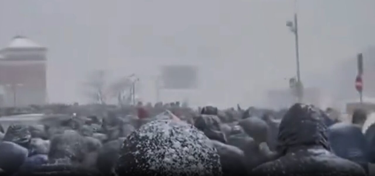 ویدیو | مسکو؛ اقامۀ نماز جمعه زیر بارش شدید برف