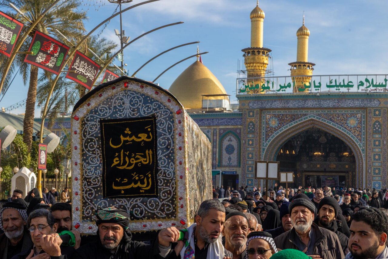 تشييع النعش الرمزي للسيدة زينب (عليها السلام) عند العتبتين المقدستين في كربلاء