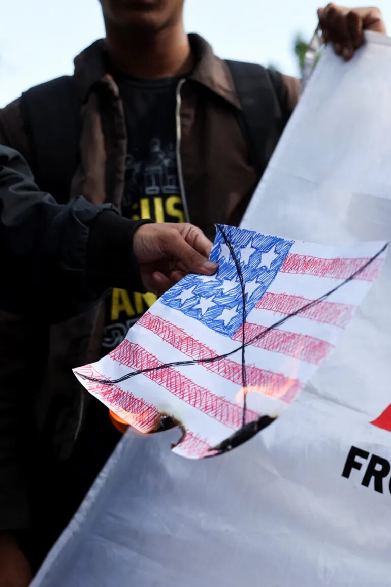 تصاویر | آتش زدن پرچم آمریکا؛ اینبار اندونزی