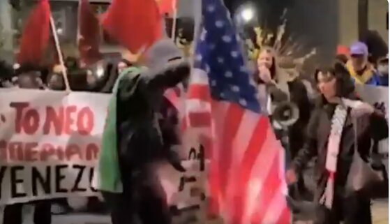 ویدیو | به آتش کشیدن پرچم آمریکا در برلین آلمان مقابل سفارت ایالات متحده