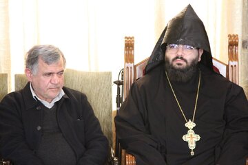 دیدار دبیرکل حزب مؤتلفه اسلامی با اسقف کلیسای سرکیس مقدسیان همزمان با میلاد حضرت مسیح(ع)
