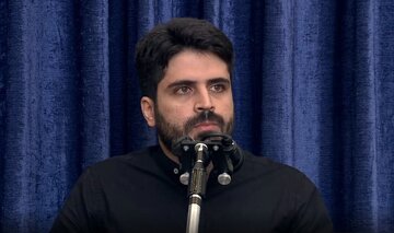 Xwendina helbesta xweş a(bedew) Mihemed Resûlî li li ber Rêberê Şoreşa Îslamî+ vîdyo