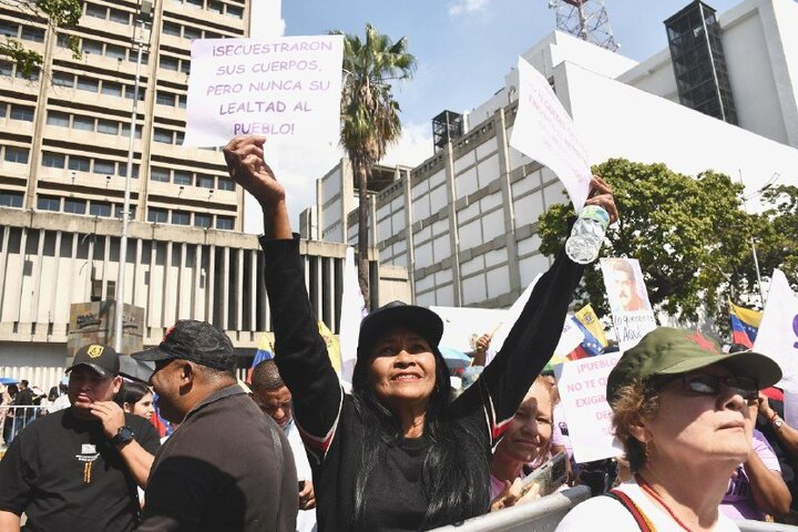 Informe fotográfico | Miles de venezolanos exigen con una gran marcha en Caracas la libertad de Maduro