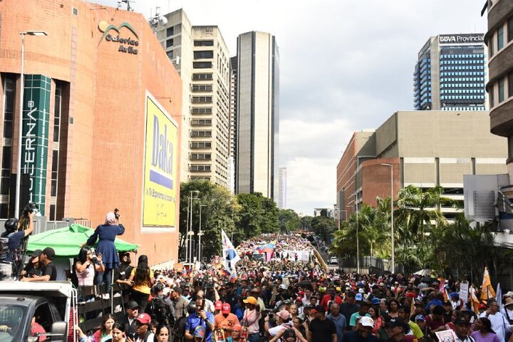Informe fotográfico | Miles de venezolanos exigen con una gran marcha en Caracas la libertad de Maduro