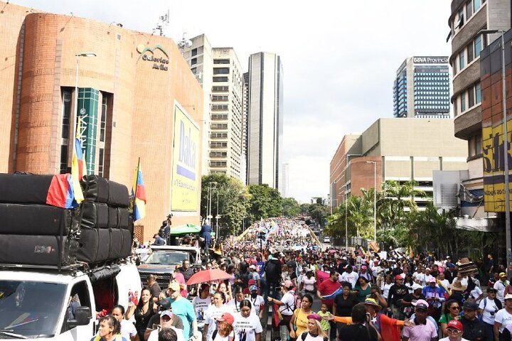 Informe fotográfico | Miles de venezolanos exigen con una gran marcha en Caracas la libertad de Maduro